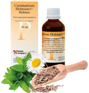 Carminativum Hofmann's® Balance und seine Inhaltsstoffe in einem Arragement.